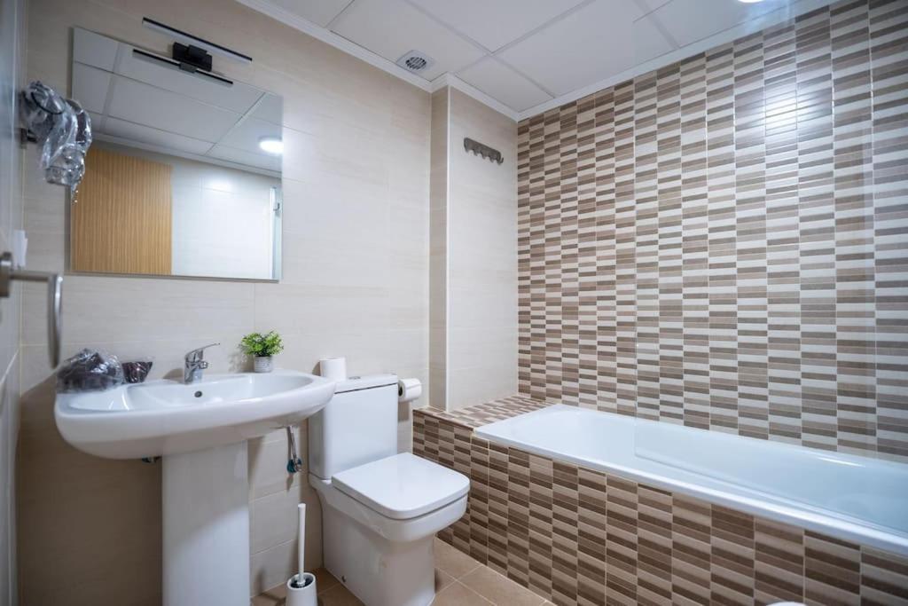 Amplio Apartamento 2 Dormitorios Cerca De La Playa アリカンテ エクステリア 写真